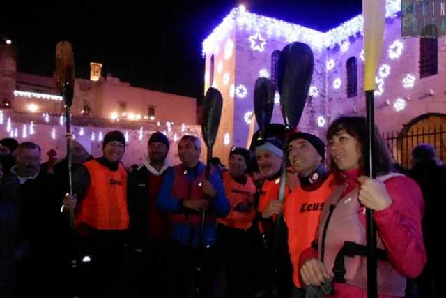 Bari, traversata di notte in canoa: il tributo a San Nicola dei ''Cavalieri del mare'' 